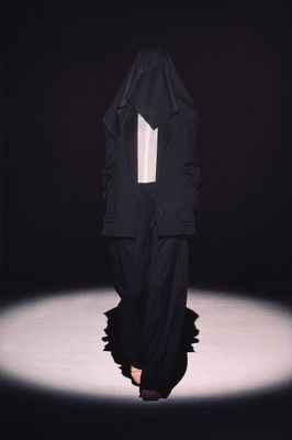 Hussein Chalayan NaiPublishers 作品集(2005) Chalayan Spring 2005 Ready-to-Wear Collection | Vogue