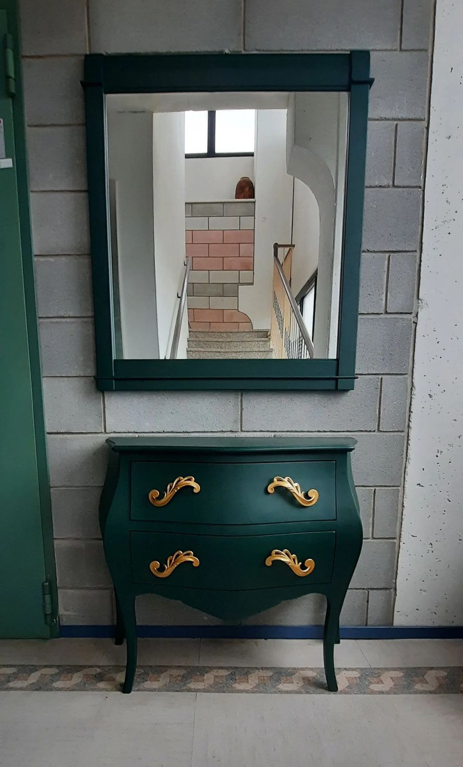 Comò da ingresso verde con dettagli dorati