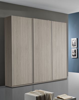 Armadio 3 Ante Scorrevoli in Laminato Colore Olmo Armadio 3 Ante Scorrevoli in Laminato Colore Olmo