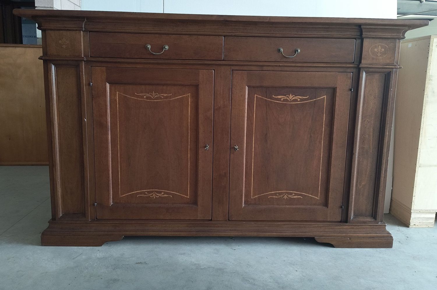 Credenza intarsiata in legno di Noce