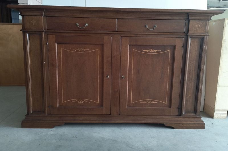 Credenza intarsiata in legno di Noce Credenza intarsiata in legno di Noce