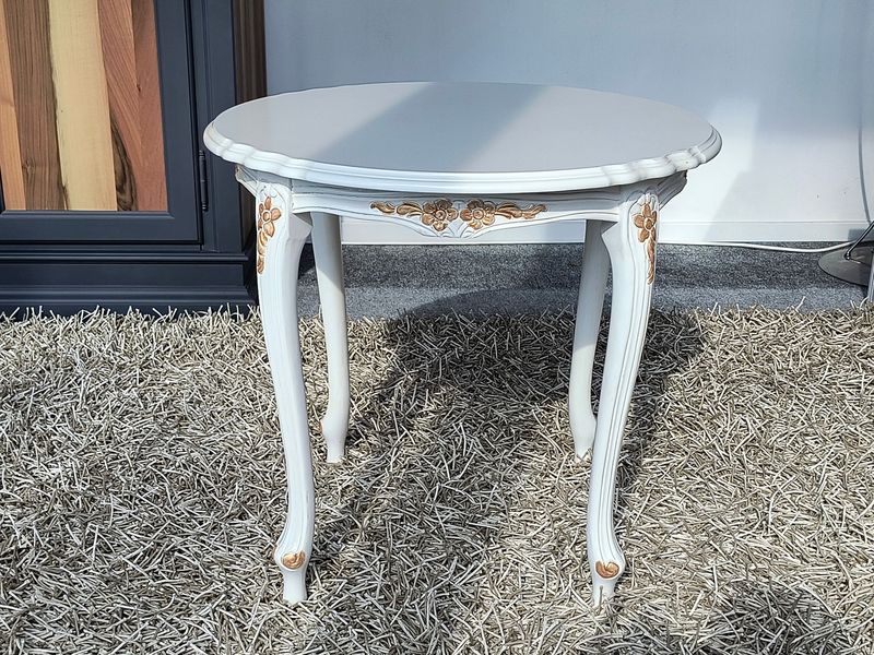 Tavolino Portalampada in legno laccato bianco anticato