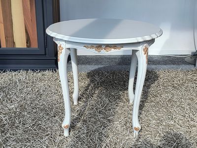 Tavolino Portalampada in legno laccato bianco anticato