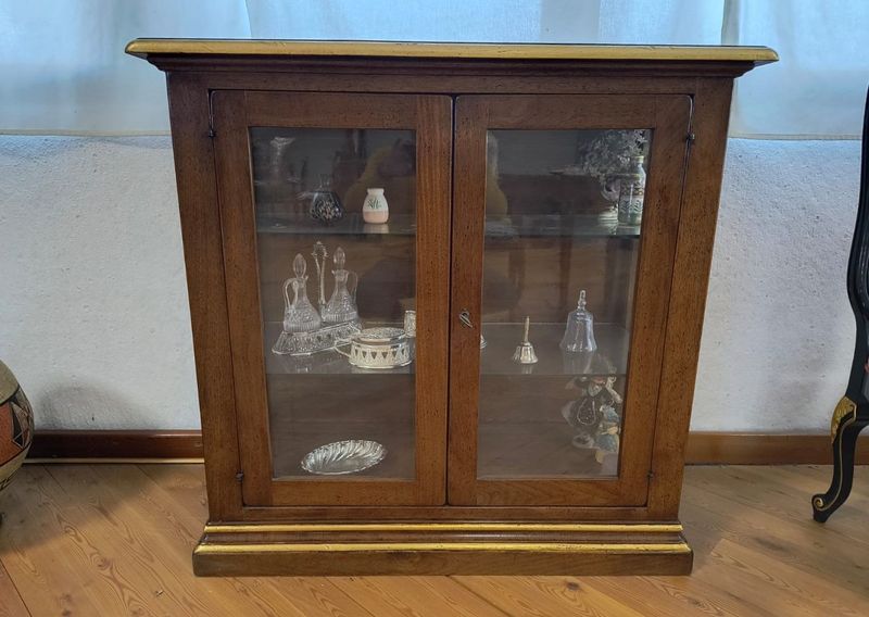 Vetrinetta 2 Porte Massiccia in Legno di Noce