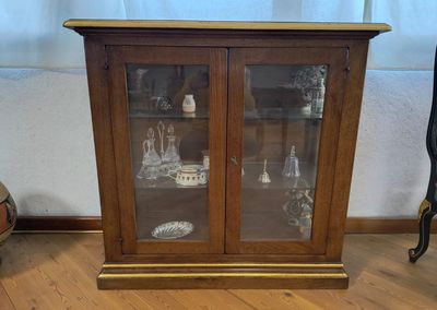 Vetrinetta 2 Porte Massiccia in Legno di Noce