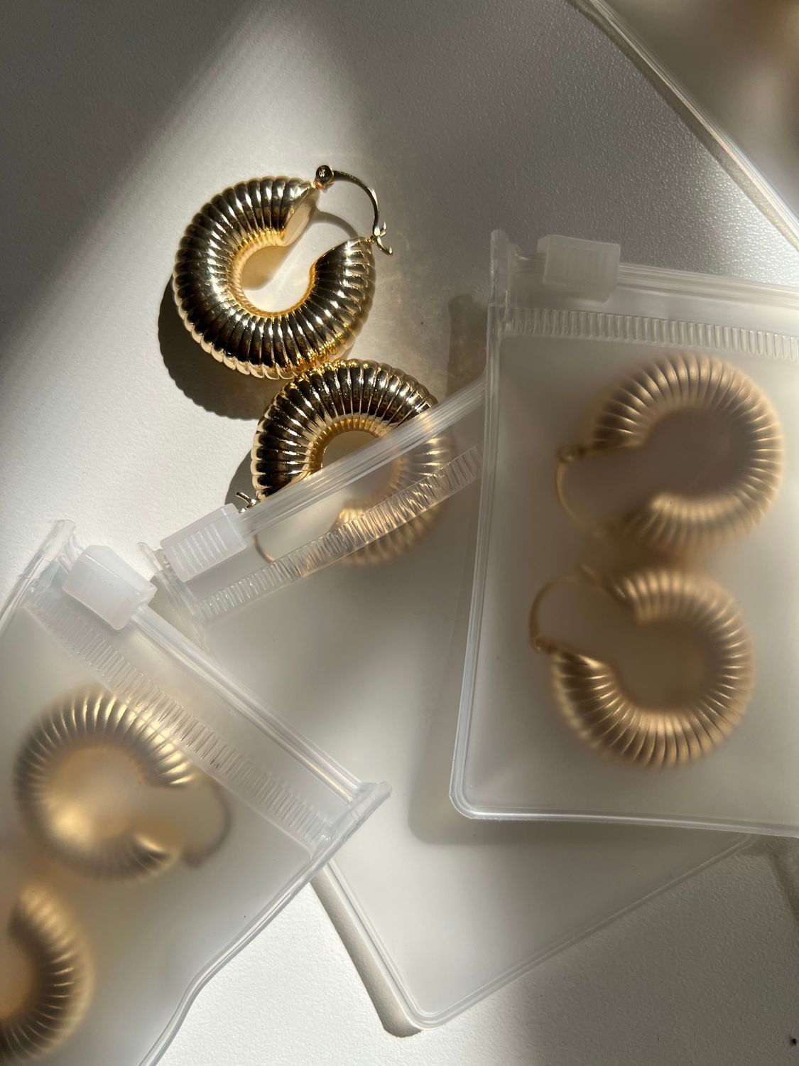 Ribbed C-shaped hoop