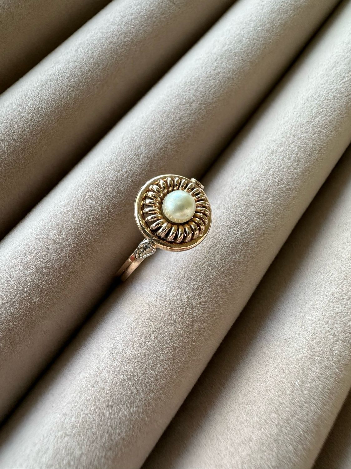 Vintage silver ring with pearl imitation
