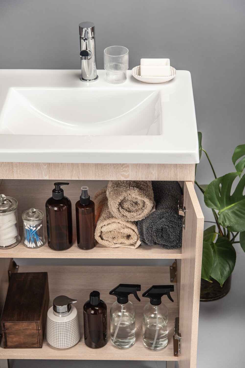 GEZA-600 Floor Standing Cabinet &amp; Basin with silver handles &amp; legs.