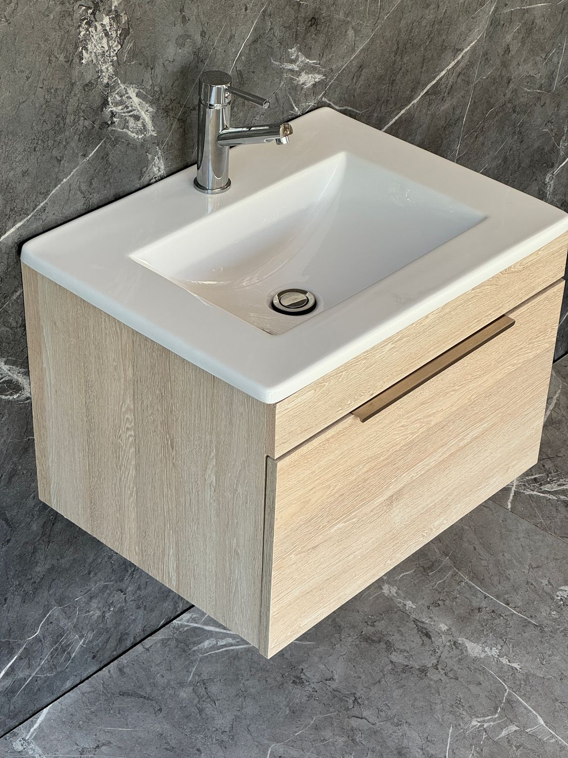 KUDO-600 Wall Mounted Cabinet &amp; Basin with silver handle.