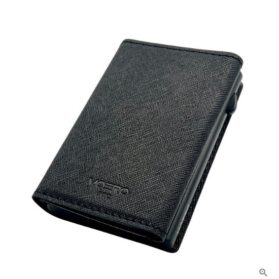 Portafoglio • Moero • Pro Saffiano Black • Protezione RFID per carte Contactless • in Vera Pelle • Contiene fino a 9 Carte Portafoglio • Moero • Pro Saffiano Black • Protezione RFID per carte Contactless • in Vera Pelle • Contiene fino a 9 Carte