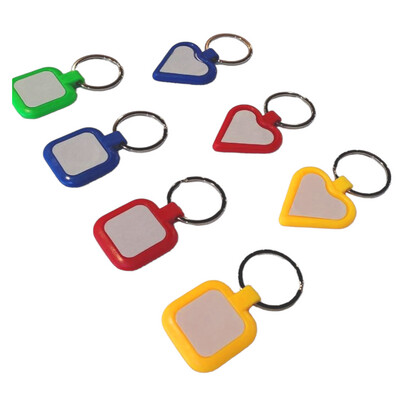 Llaveros plásticos con lámina sublimable por ambos lados, modelos corazón y cuadrados en colores