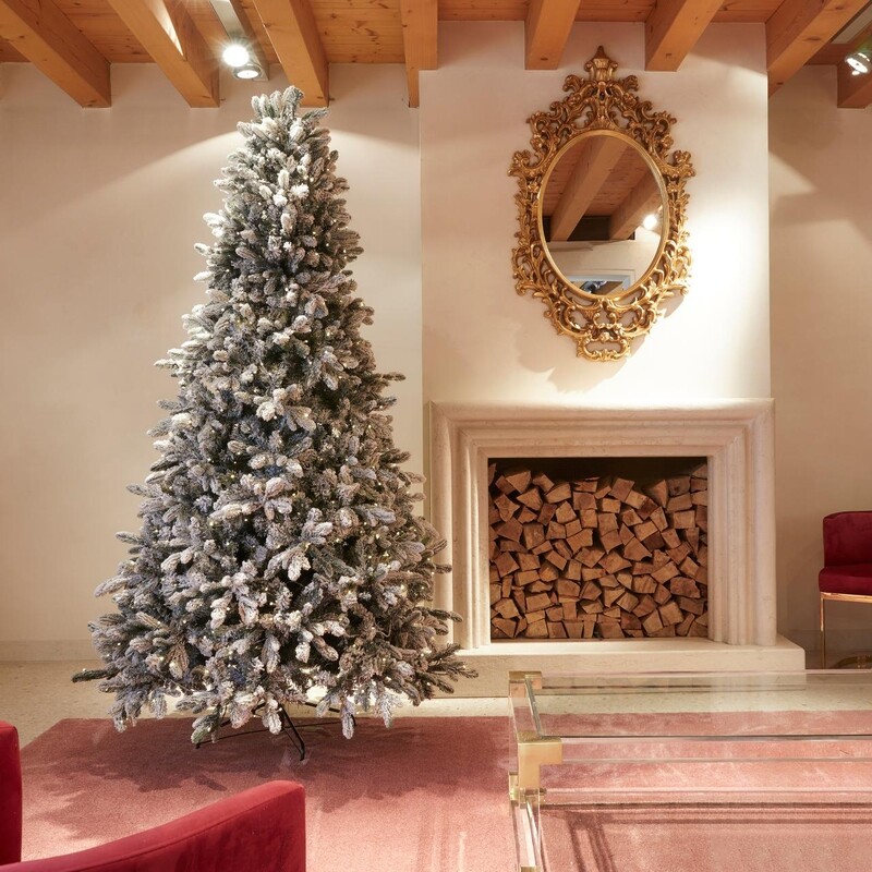 Pino innevato Merano EDG con LED h.240cm Pino innevato Merano EDG con LED h.240cm