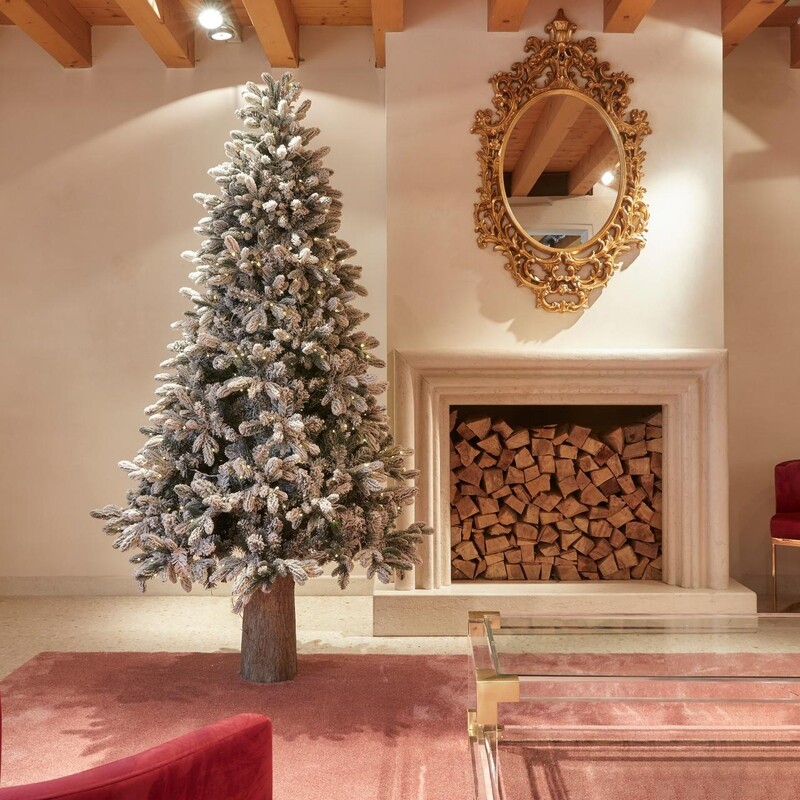 Pino innevato Merano EDG con LED h.210cm Pino innevato Merano EDG con LED h.210cm
