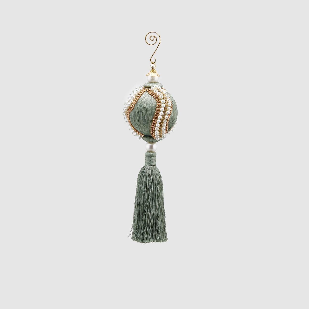 Sfera con nappe con ricamo