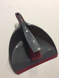 Confezione 1 pezzo INSIEME PALETTA SPAZZOLA GRIGIO/ROSSO