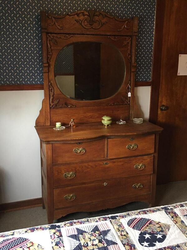 Solid Oak Chester Drawers W/Mirror with key