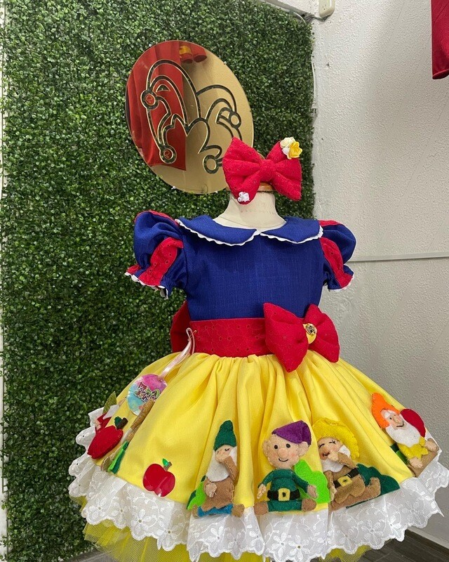 Baby Snow White and the Seven Dwarfs