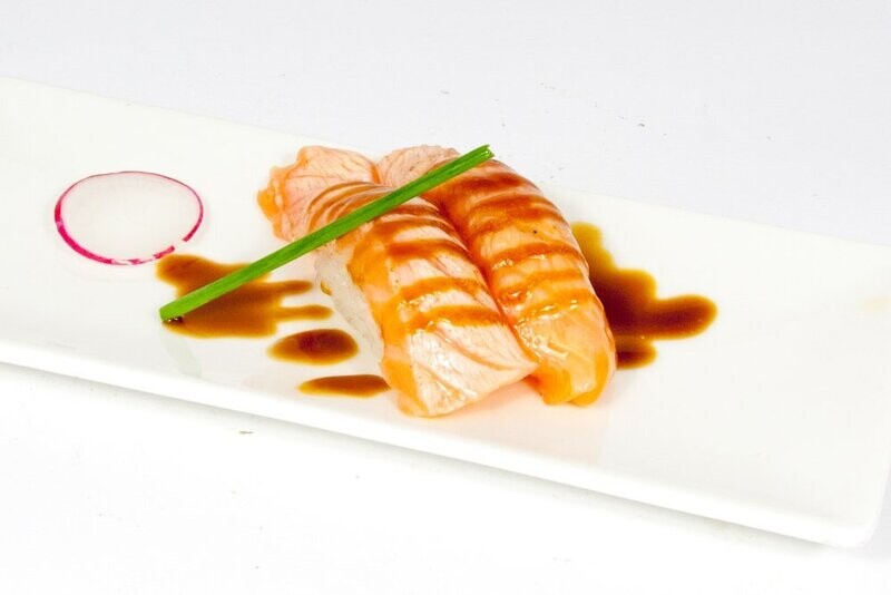 (32) Nigiri salmone scottato