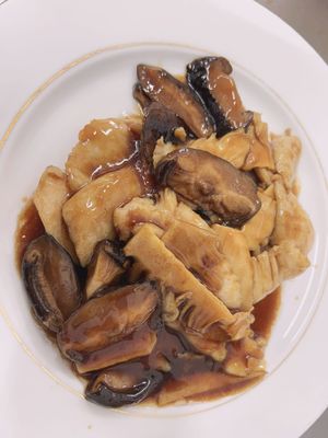 POLLO SALTATO CON FUNGHI E BAMBU