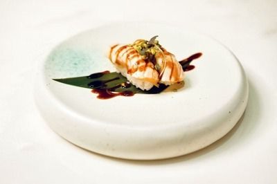(32) Nigiri salmone scottato (32) Nigiri salmone scottato
