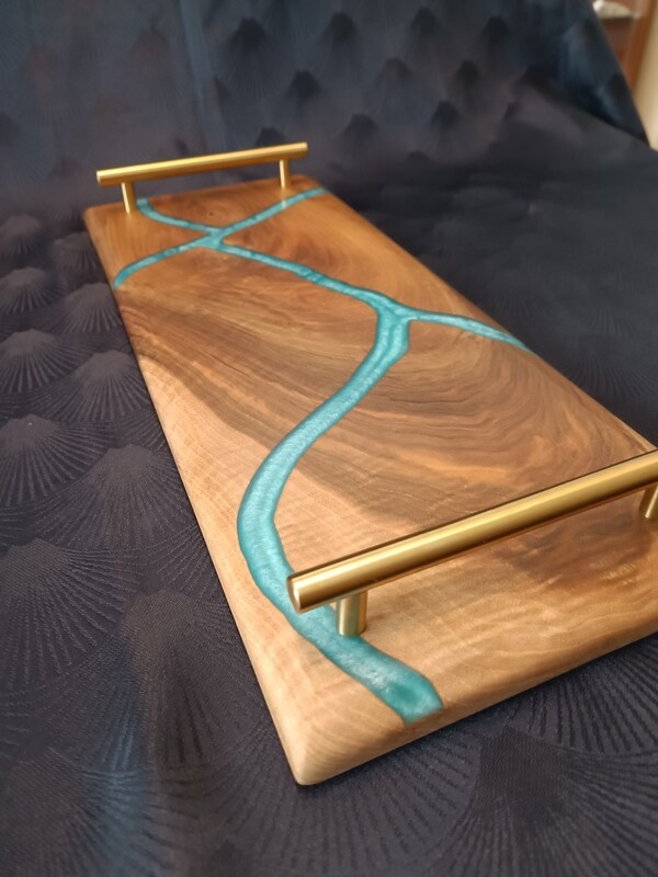 planche en noyer noir d'Amérique et sa résine époxy bleu