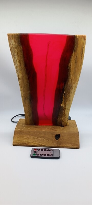 lampe en chêne et en résine époxy rouge