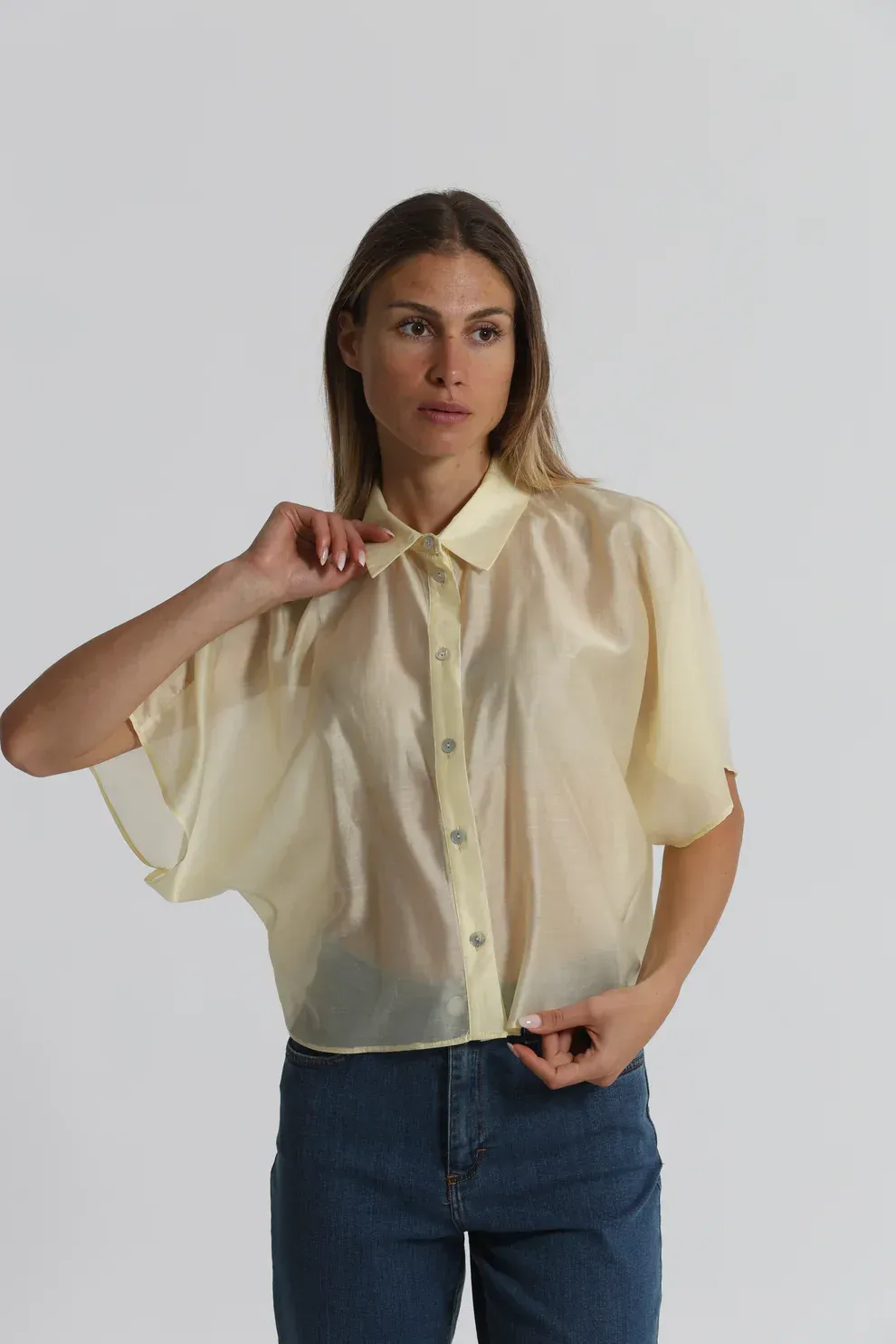 CAMISA CORTA DE TEJIDO LIGERO MIMI-MUA-AMARILLA CAMISA CORTA DE TEJIDO LIGERO MIMI-MUA-AMARILLA