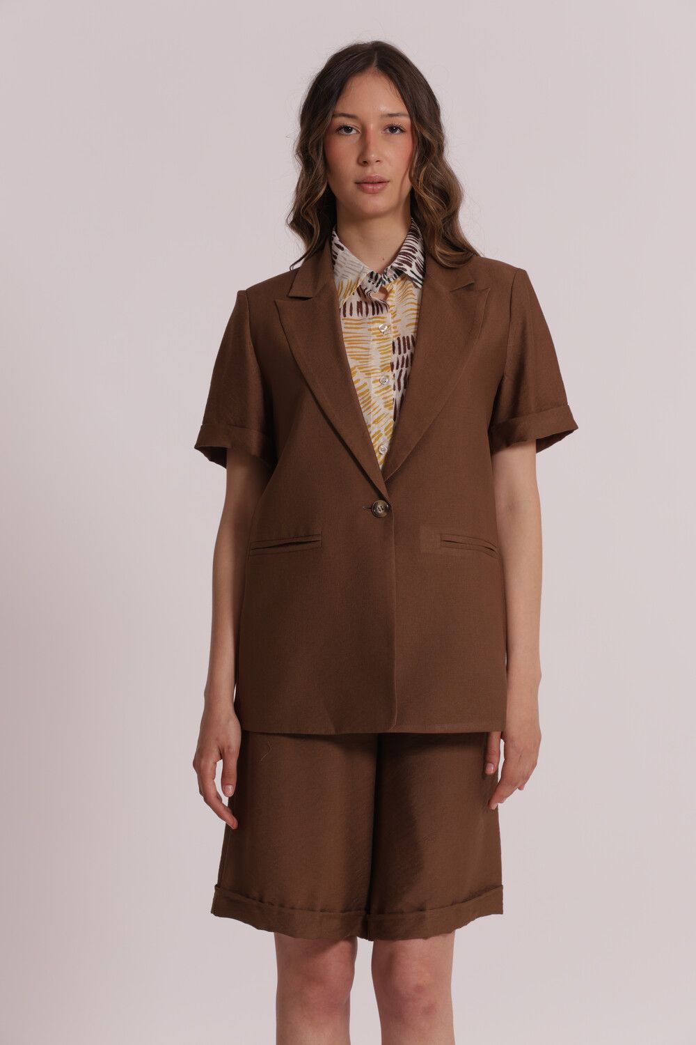 BLAZER BÁSICO MANGA CORTA MIMI-MUA CHOCO