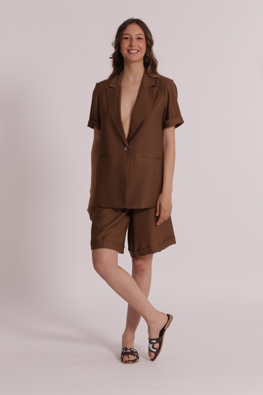 BLAZER BÁSICO MANGA CORTA MIMI-MUA CHOCO