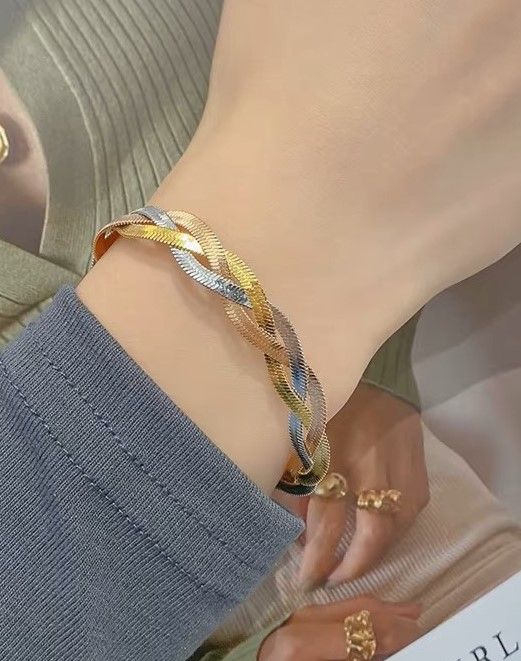 TWISTED BRACELET