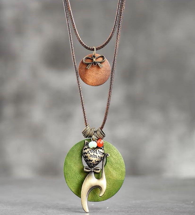 GREEN WOODEN CAT NECKLACE