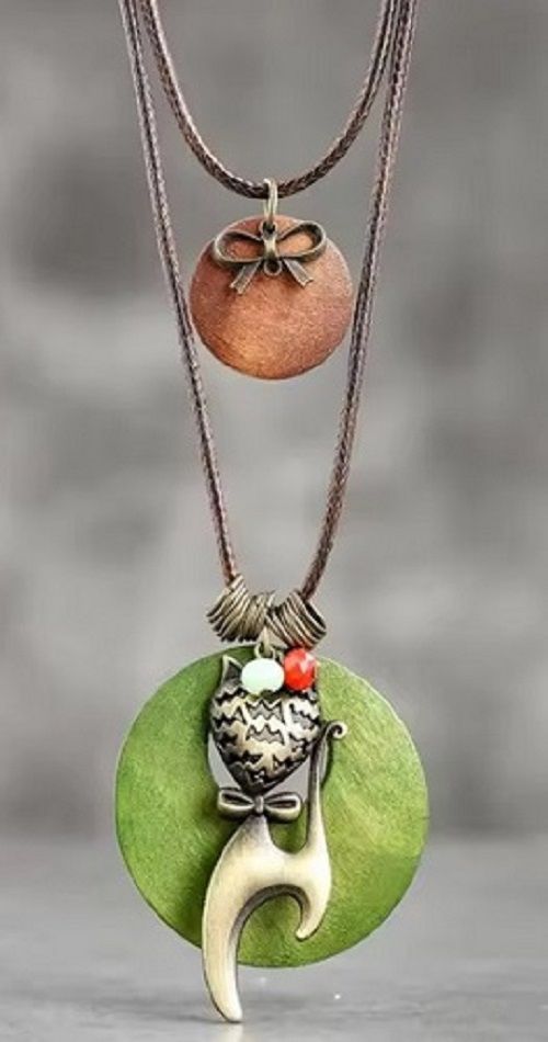 GREEN WOODEN CAT NECKLACE