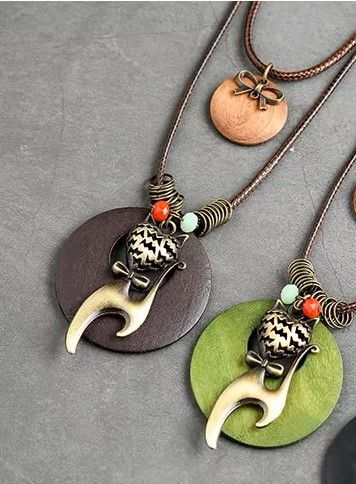 GREEN WOODEN CAT NECKLACE