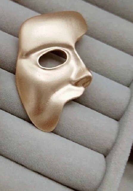MASK BROOCH LUXE MATTE  GOLD
