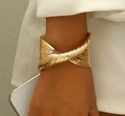 GOLD TWISTED BRACELET