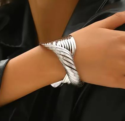 SILVER TWISTED BRACELET