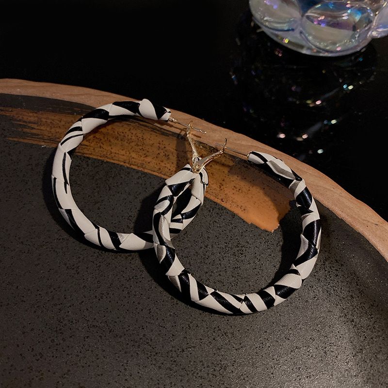 BLACK AND WHITE EARRINGS