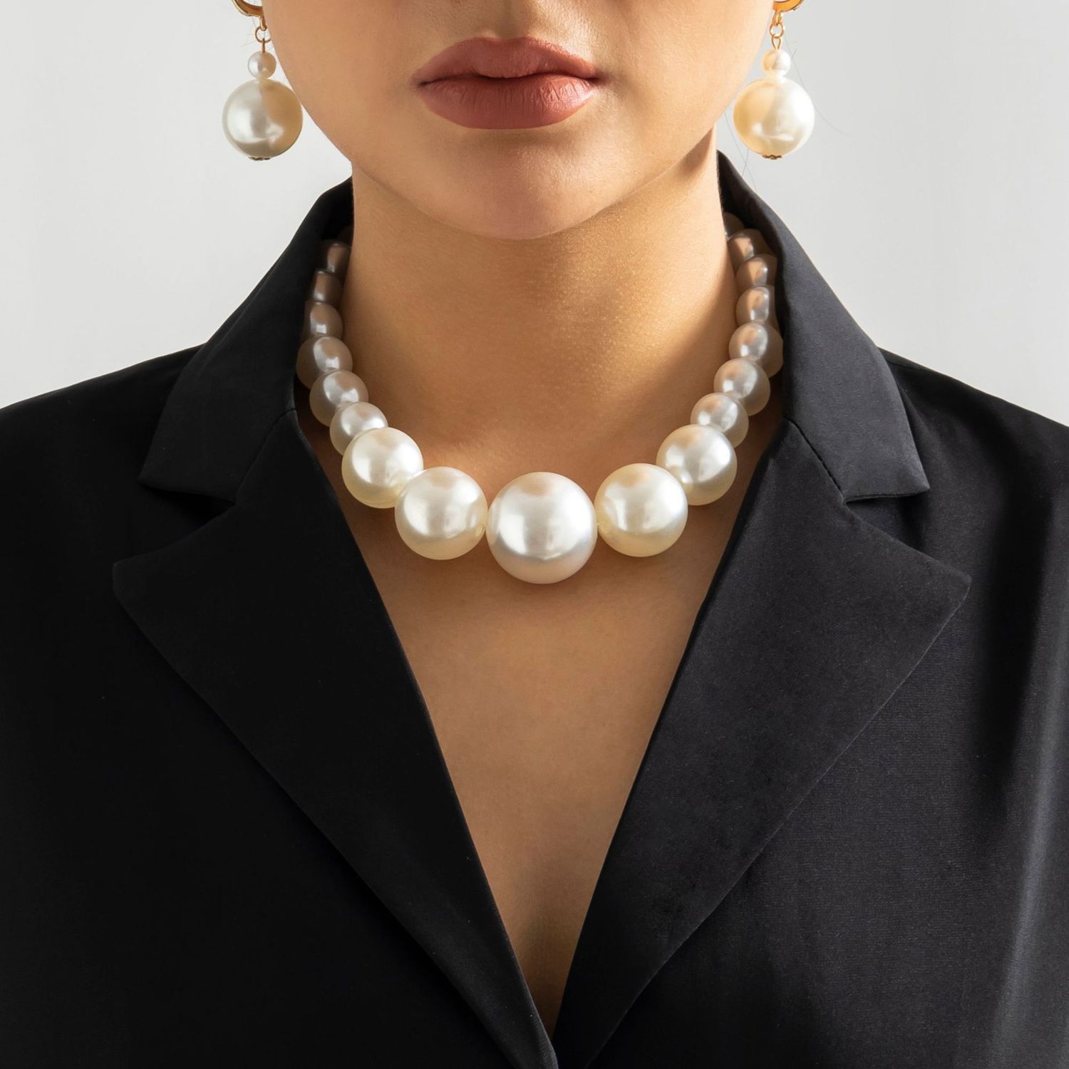 LARGE PEARL NECKLACE