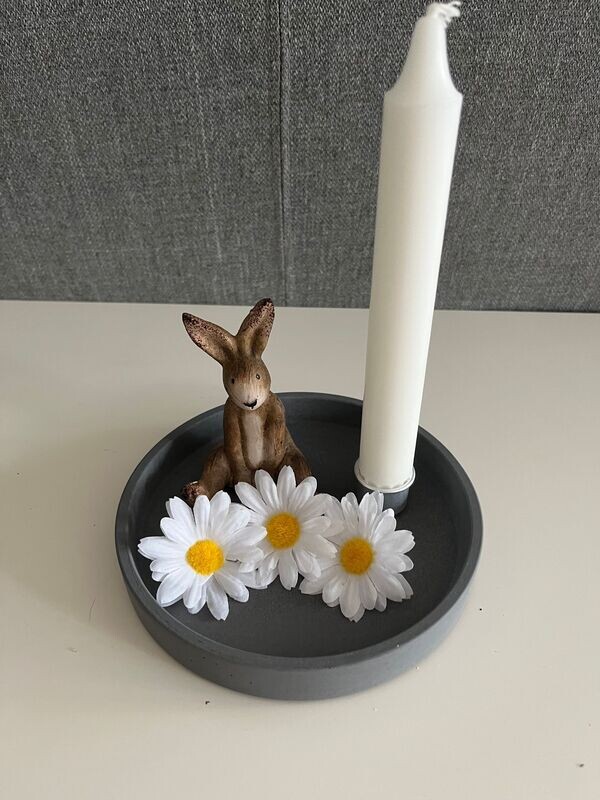 Hase mit Leuchterkerze