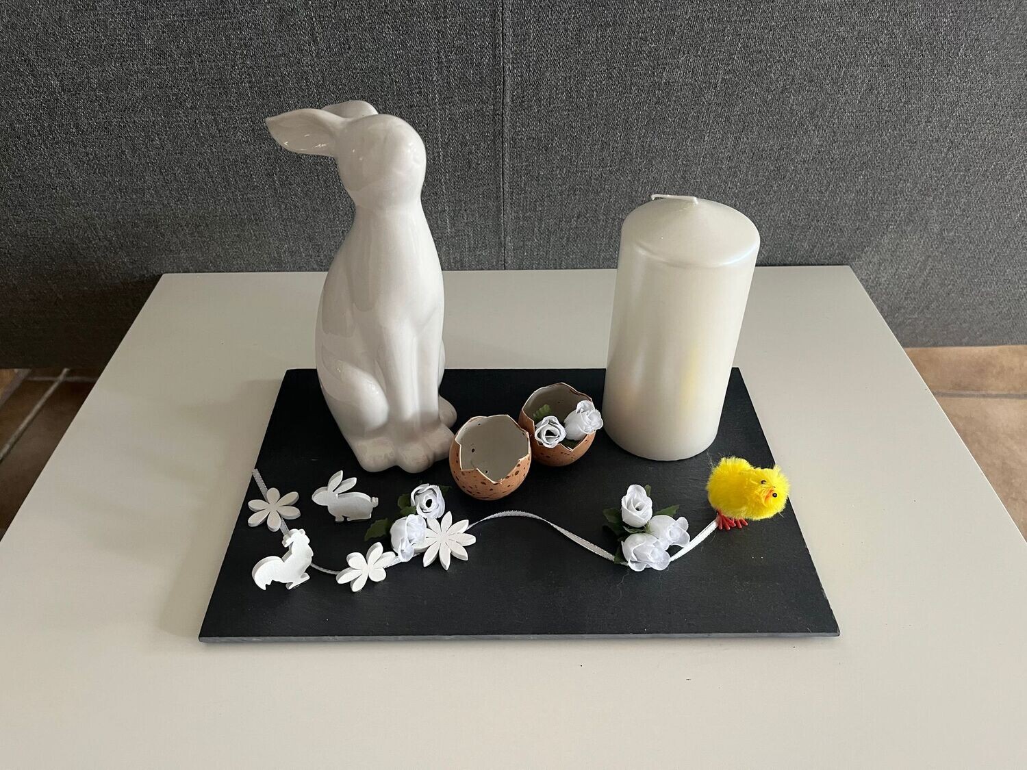 großer Hase auf Schieferplatte