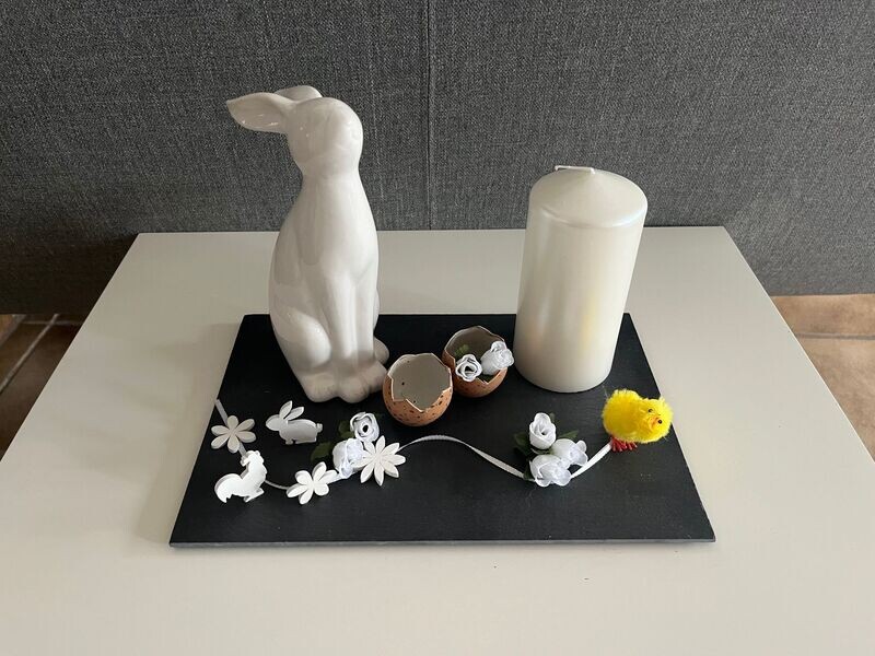 großer Hase auf Schieferplatte