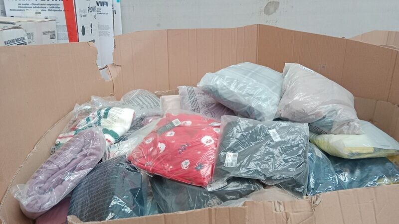 LOTE TEXTIL Y CALZADO 2253 PIEZAS LOTE TEXTIL Y CALZADO 2253 PIEZAS