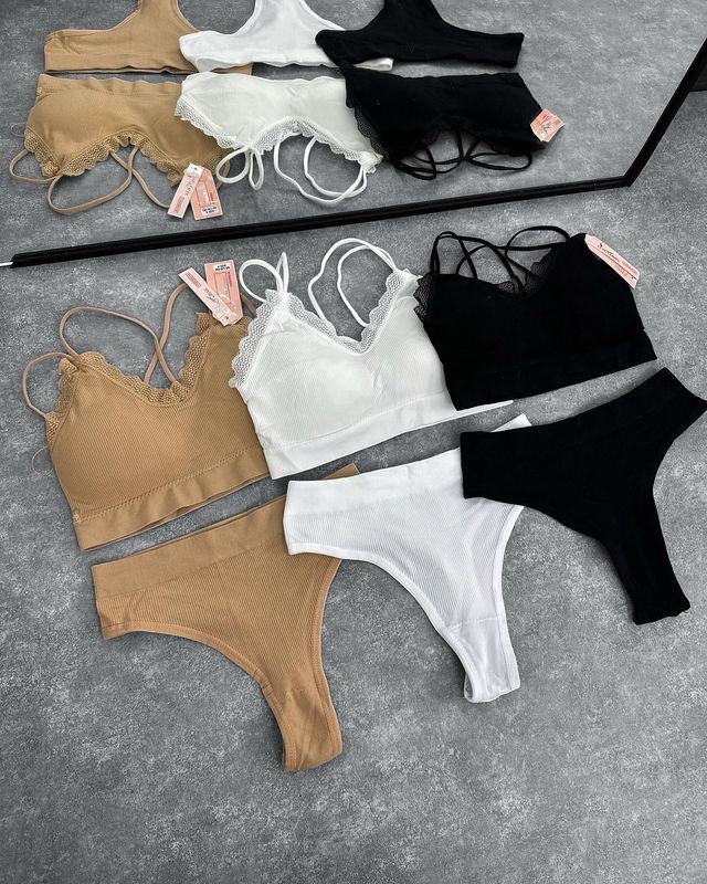 Conjunto de ropa interior elastizado con encaje.