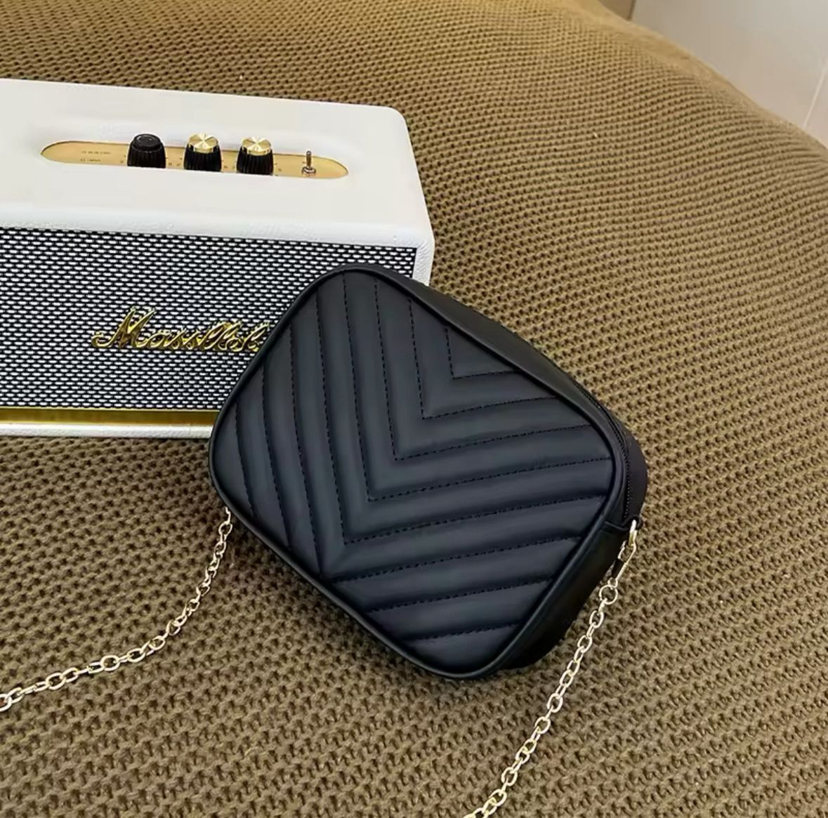 Cartera con cadenas X MAYOR ($250 c/u paquete minimo de 6 unidades) INCLUYE: 2 BLANCO, 2 BEIGE, 1 ROSA, 1 NEGRO