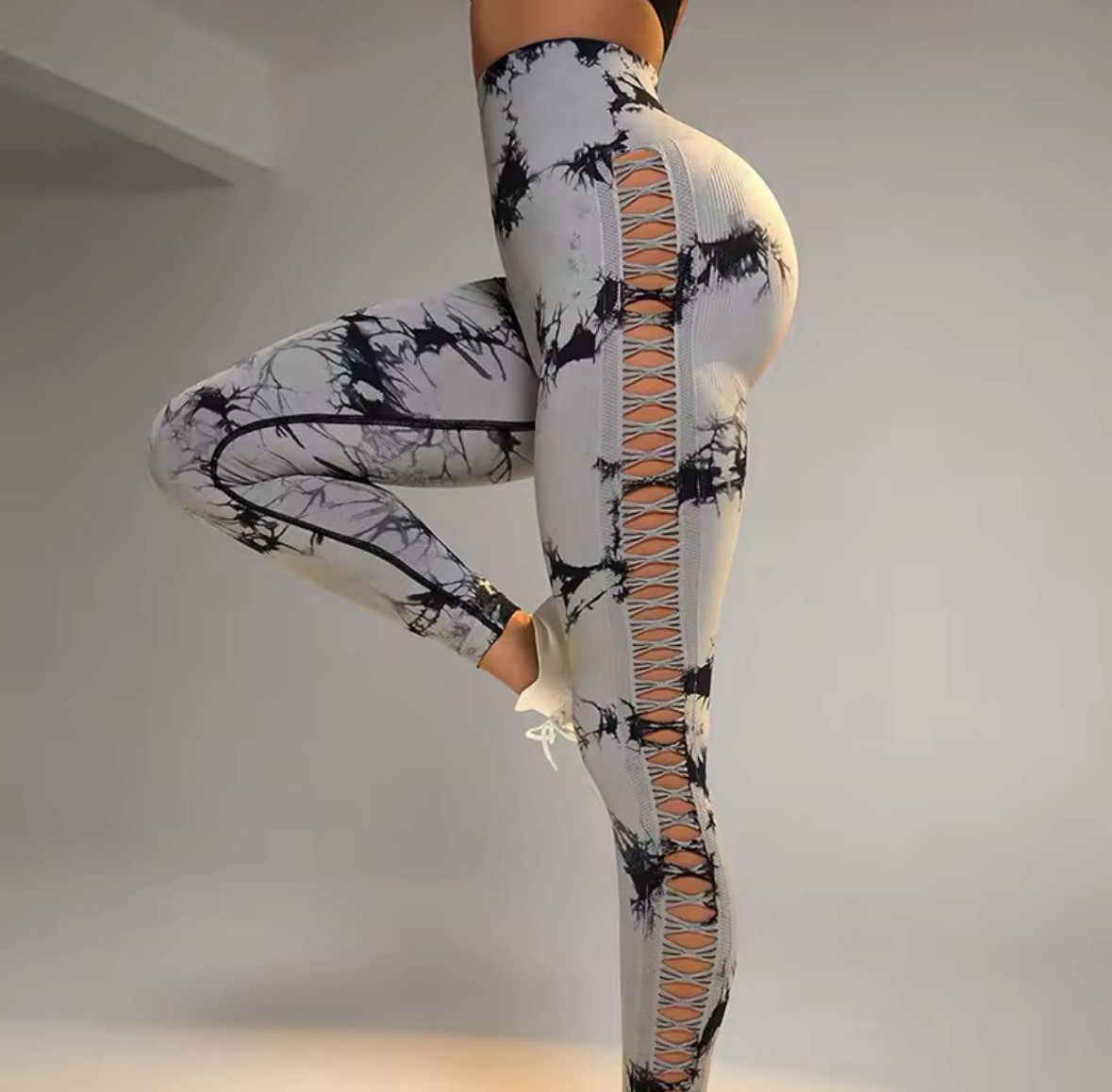 Calza batik con push up y agujeros