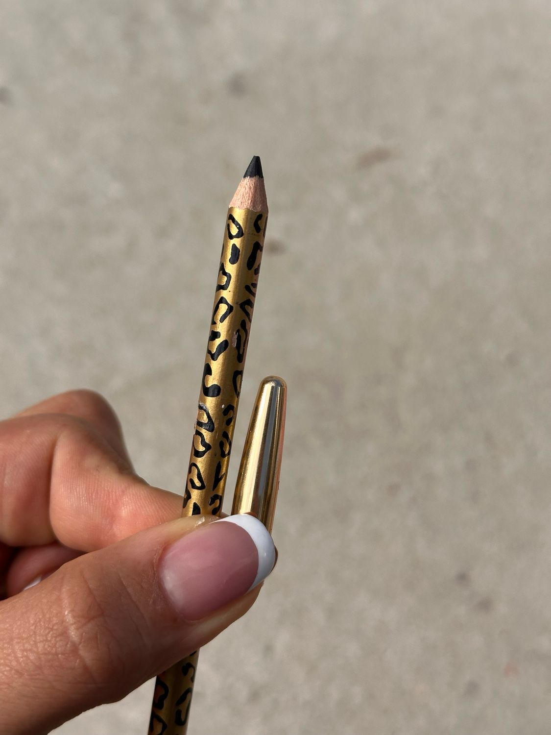 Lapiz delineador negro, diseño animal print