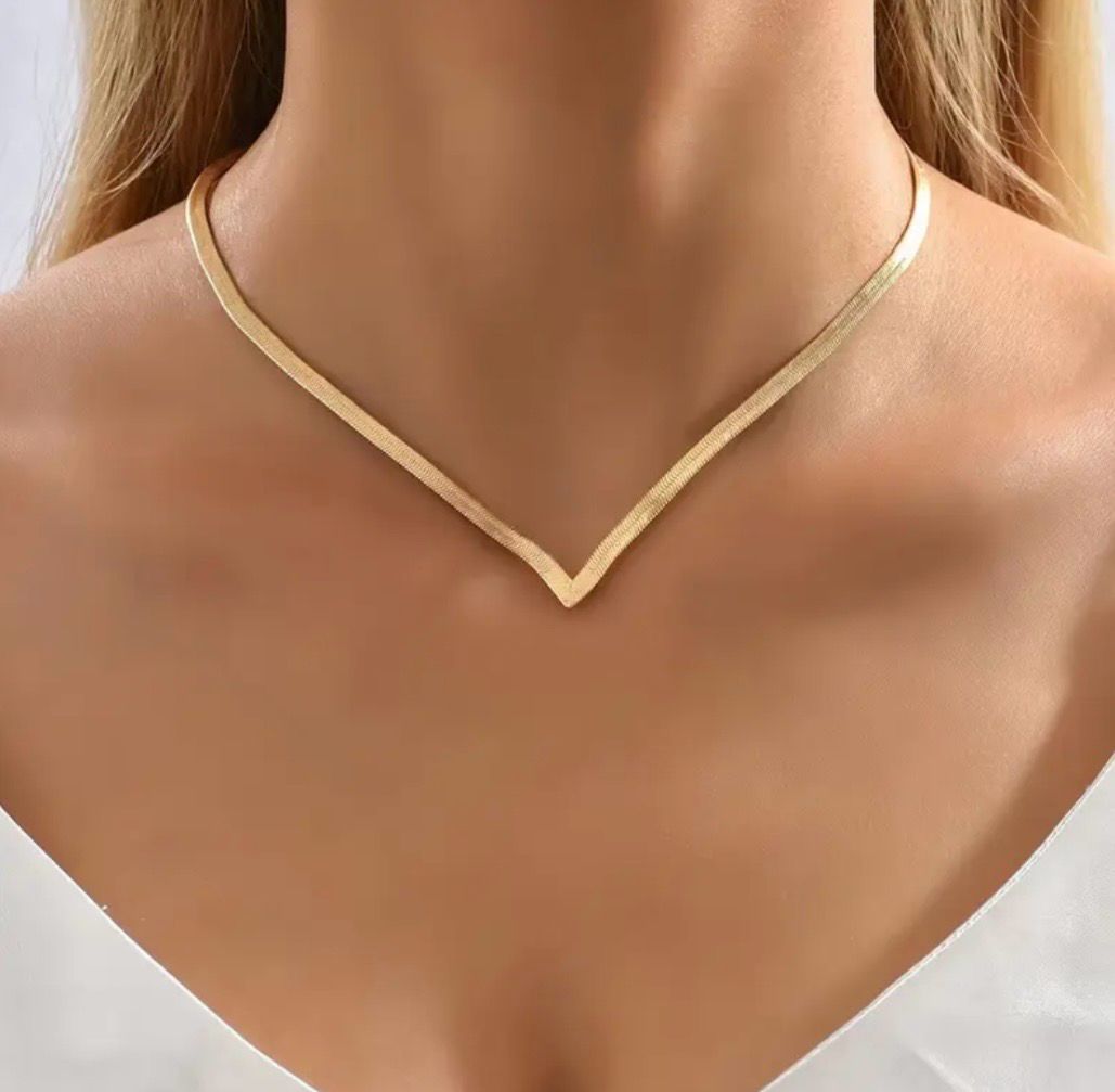 Collar de Alpaca de Cuello V color plateado