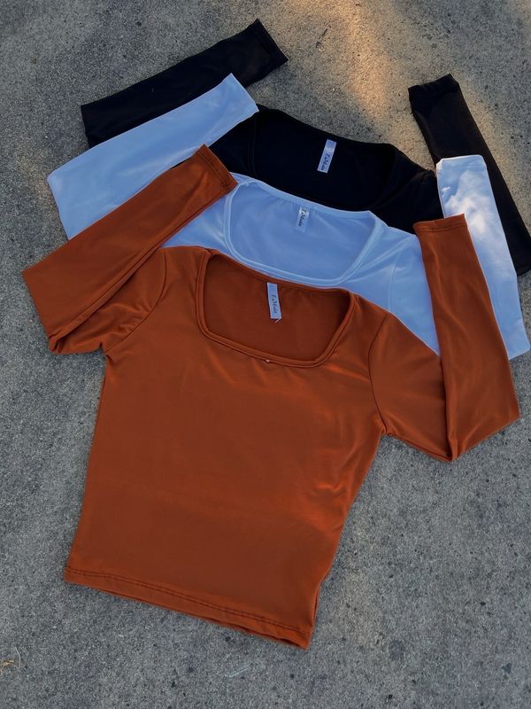 Remera basica escote cuadrado
