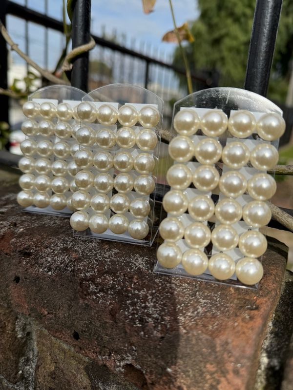 Paquete con 12 pares de caravanas de perlas X MAYOR ($90 c/u paquete minimo de 6 unidades)