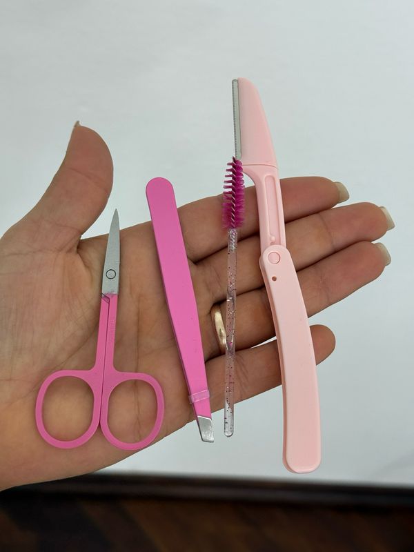 Set de pinza, tijera perfilador y cepillo para cejas